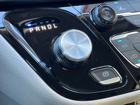 Used 2024 Chrysler Pacifica Select image 23