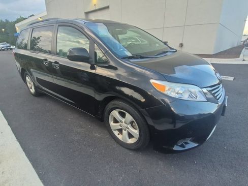 Used 2017 Toyota Sienna LE FWD image 3
