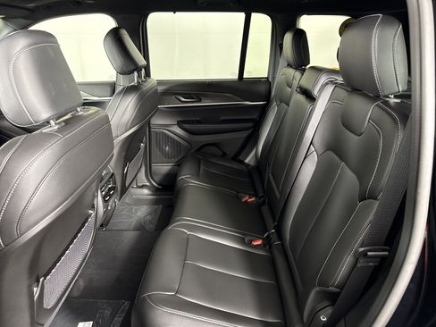 New 2025 Jeep Grand Cherokee Limited w/ Luxury Tech Group II image 11