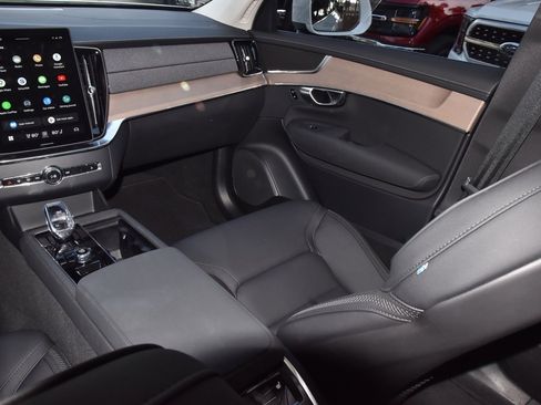 Used 2025 Volvo XC90 B6 Plus image 18