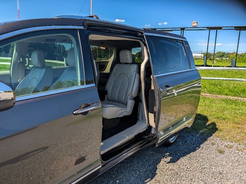 Used 2020 Chrysler Pacifica Limited FWD image 11