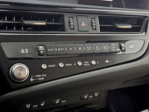 Certified 2022 Lexus ES 300h w/ Premium Package image 19