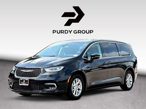 Used 2024 Chrysler Pacifica Touring-L FWD image 4