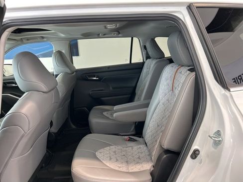 Used 2023 Toyota Highlander Bronze Edition image 15