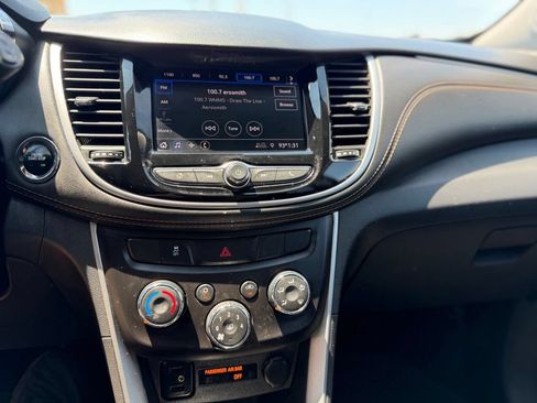Used 2020 Chevrolet Trax LT w/ LT Convenience Package FWD image 21