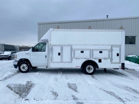 Used 2025 Ford E-450 and Econoline 450 Super Duty w/ Interior Upgrade Package RWD image 5