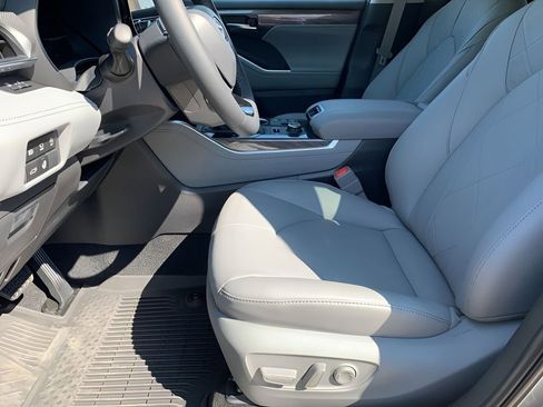 New 2025 Toyota Highlander Platinum image 9