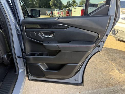 Used 2025 Honda Pilot Black Edition image 18