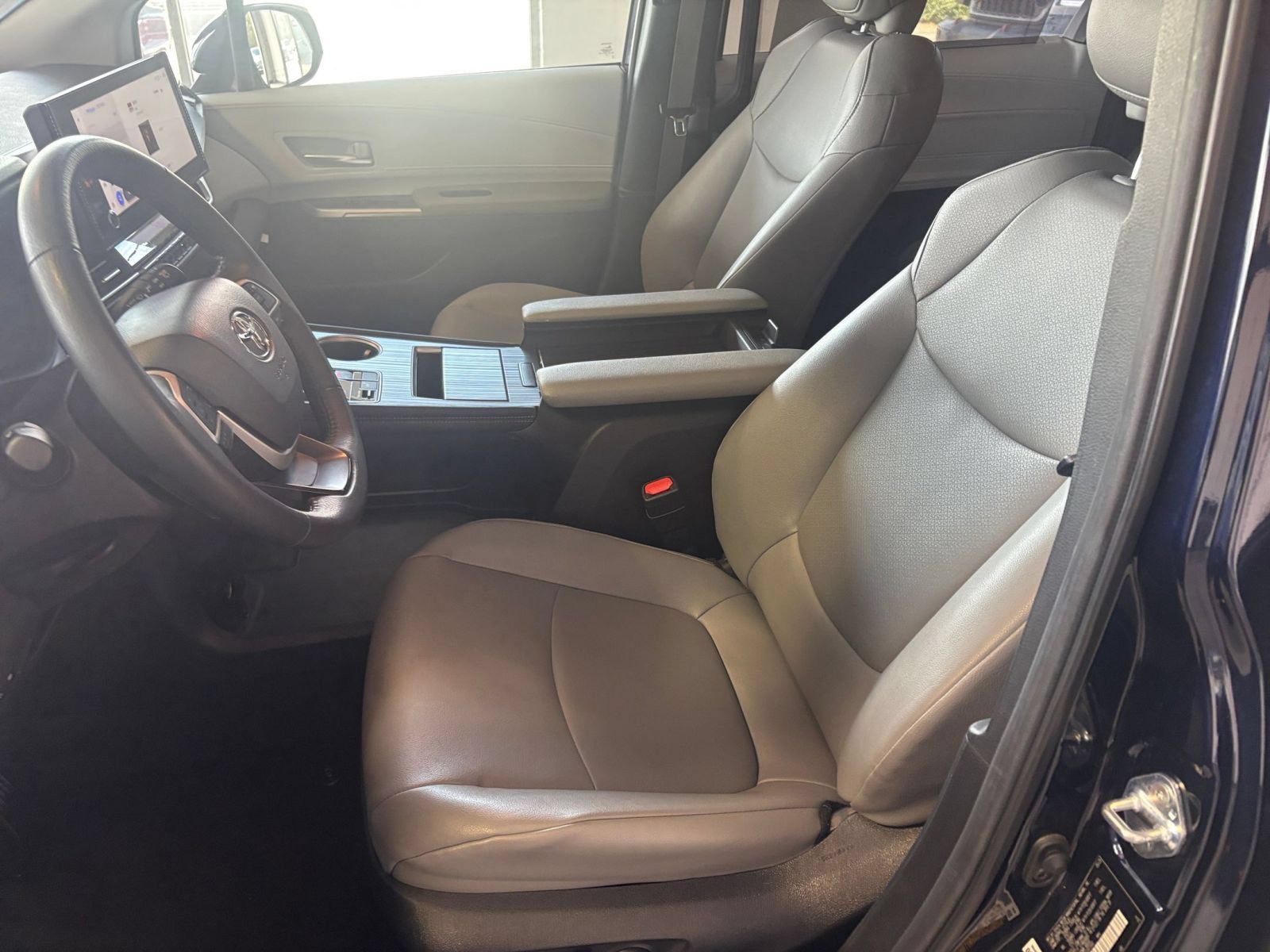 Used 2025 Toyota Sienna XLE FWD image 27