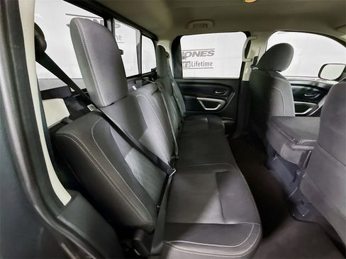 Used 2017 Nissan Titan SV image 28
