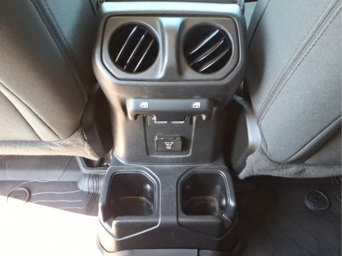 Used 2022 Jeep Wrangler Unlimited Sahara w/ Cold Weather Group AWD/4WD image 30