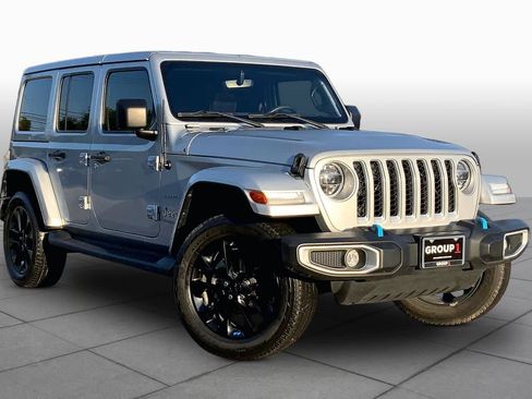 Used 2022 Jeep Wrangler Unlimited Sahara w/ Cold Weather Group AWD/4WD image 3
