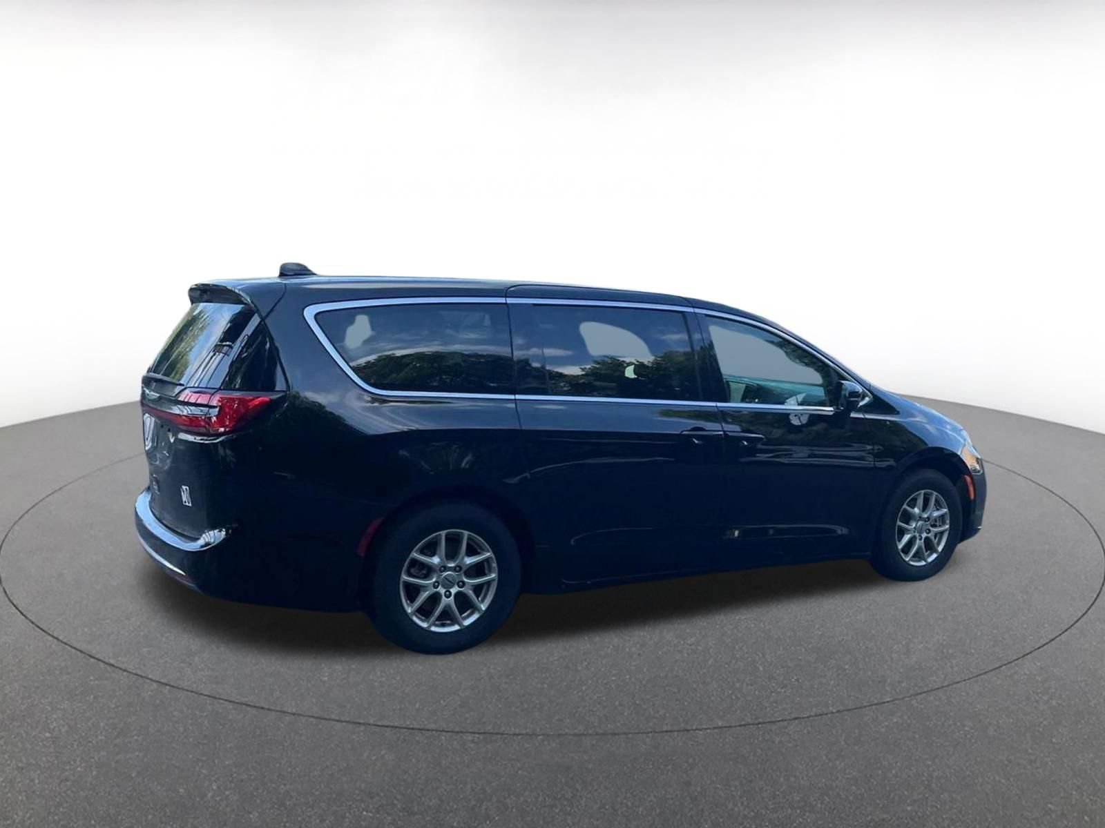 Used 2024 Chrysler Pacifica Touring-L FWD image 16