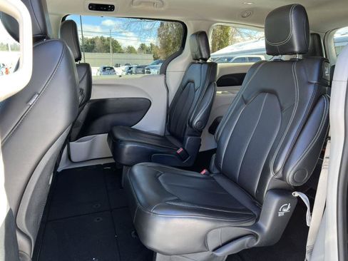 Used 2024 Chrysler Pacifica Touring-L FWD image 4
