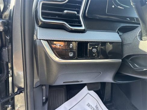 Used 2023 Kia Sportage LX image 17