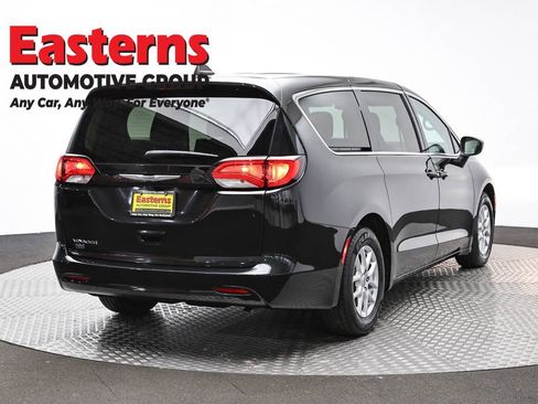 Used 2022 Chrysler Voyager LX FWD image 5