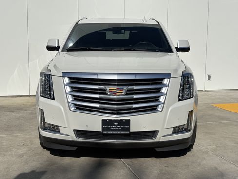Used 2020 Cadillac Escalade Platinum image 3