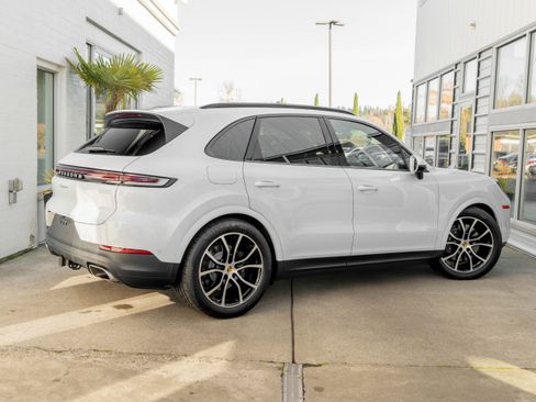 Used 2024 Porsche Cayenne image 7