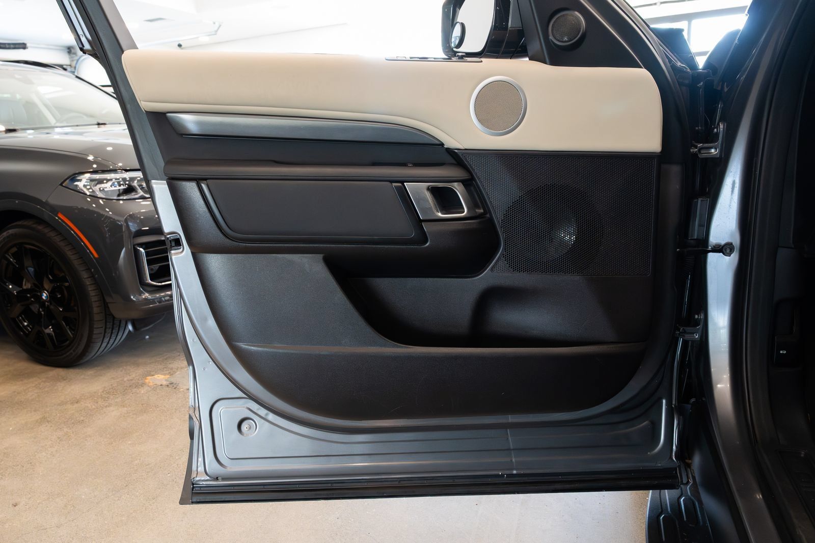 Used 2017 Land Rover Discovery SE AWD/4WD image 15