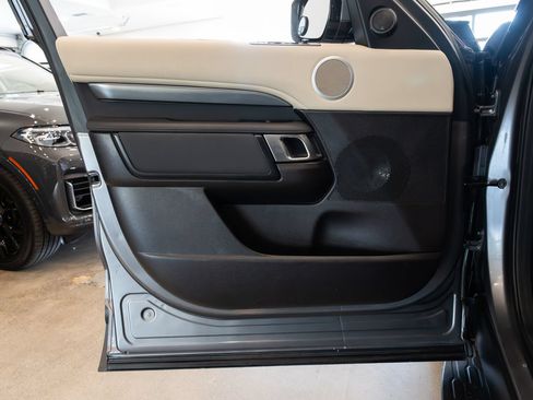 Used 2017 Land Rover Discovery SE AWD/4WD image 15