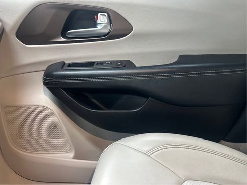 Used 2021 Chrysler Voyager Lxi image 28