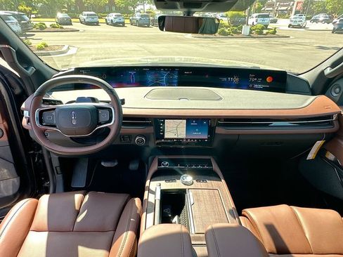 New 2026 Lincoln Navigator L Reserve AWD/4WD image 3