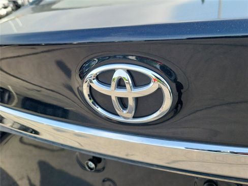 Used 2016 Toyota Avalon Limited w/ Toyota Safety Sense Package image 8