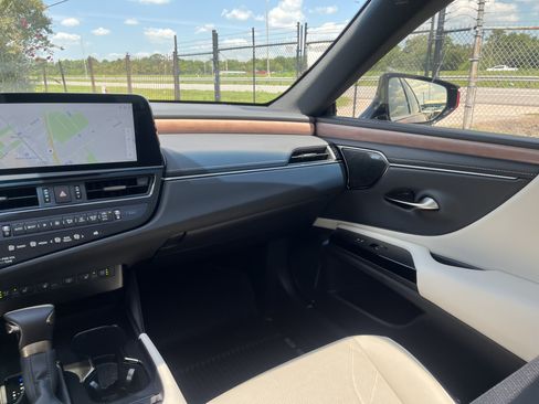 Used 2025 Lexus ES 350 Ultra Luxury FWD image 32
