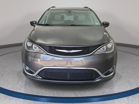 Used 2018 Chrysler Pacifica Touring-L image 2