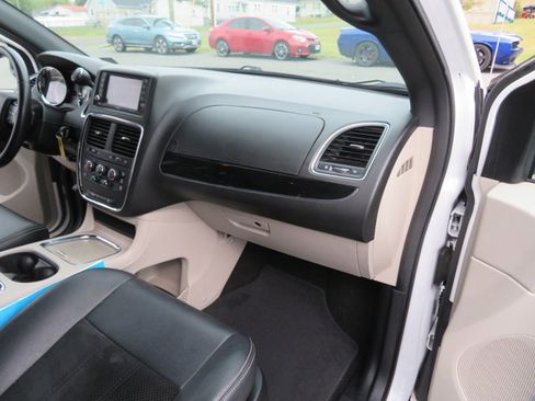 Used 2018 Dodge Grand Caravan SXT image 20