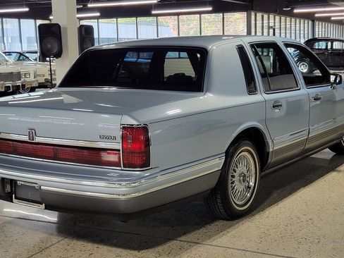Used 1993 Lincoln Town Car Signature RWD image 34
