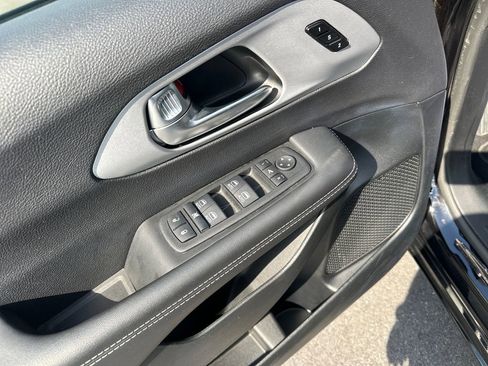 Used 2025 Chrysler Pacifica Limited FWD image 15