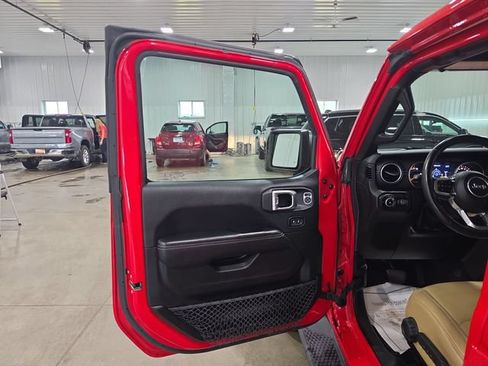 Used 2018 Jeep Wrangler Unlimited Sahara w/ Cold Weather Group AWD/4WD image 24