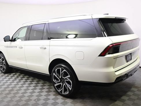 New 2026 Lincoln Navigator L Reserve AWD/4WD image 3