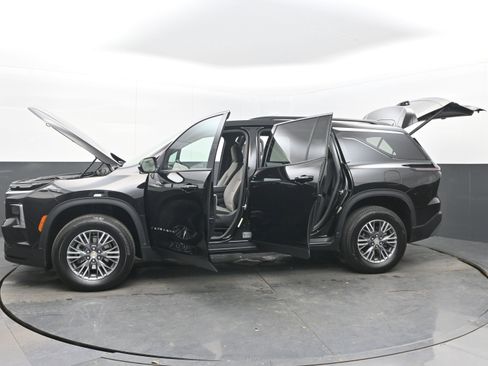 Used 2025 Chevrolet Traverse LT image 39