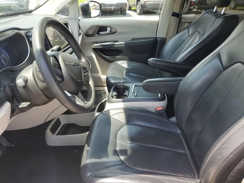 Used 2022 Chrysler Pacifica Touring-L FWD image 21