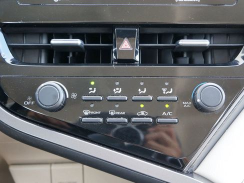 Used 2021 Toyota Camry LE image 38