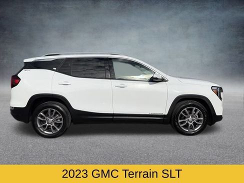 Used 2023 GMC Terrain SLT image 3