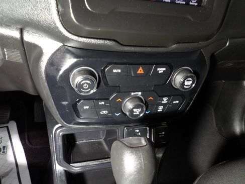 Used 2018 Jeep Renegade Latitude FWD image 14
