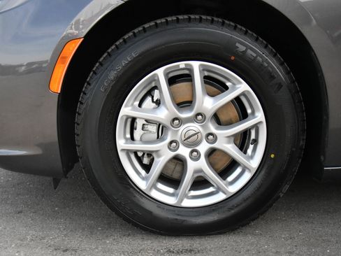 Used 2023 Chrysler Pacifica Touring-L FWD image 12