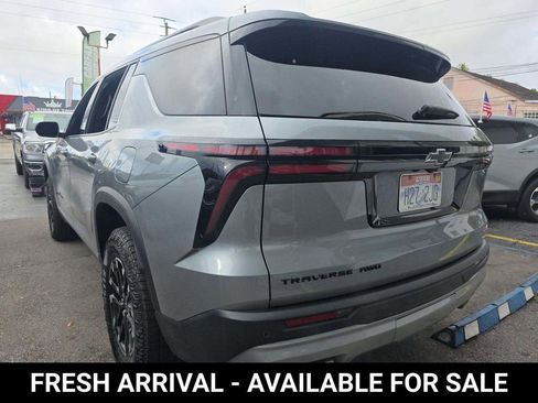 Used 2025 Chevrolet Traverse Z71 image 3