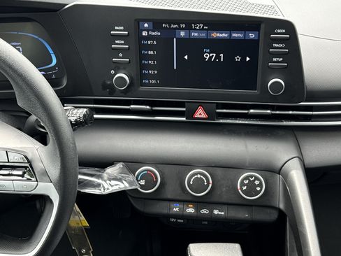 Used 2025 Hyundai Elantra SE FWD image 28