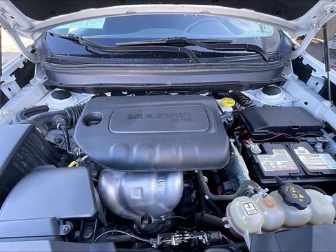 Used 2020 Jeep Cherokee Latitude w/ Cold Weather Group AWD/4WD image 10