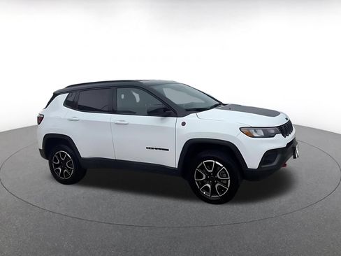 Used 2025 Jeep Compass Trailhawk AWD/4WD image 2