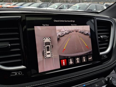 Used 2023 Chrysler Pacifica Limited w/ S Appearance Package image 27