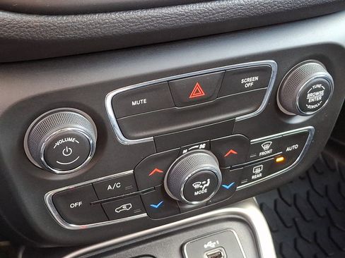 Used 2020 Jeep Compass Latitude w/ Cold Weather Group image 17