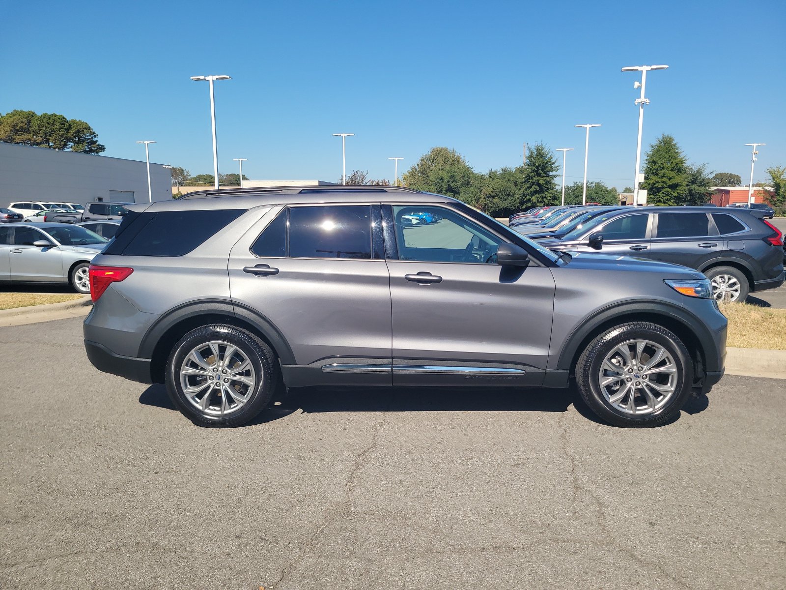 Used 2021 Ford Explorer XLT w/ Equipment Group 202A RWD image 2