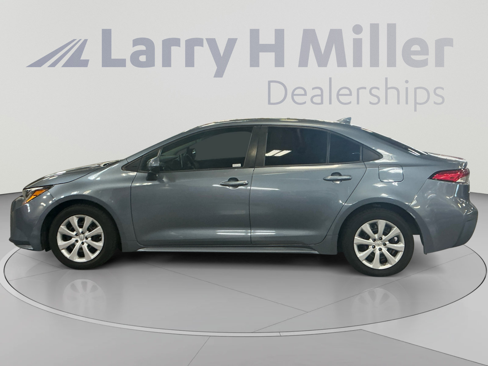 Used 2020 Toyota Corolla LE w/ Carpet Mat Package (TMS) FWD image 2
