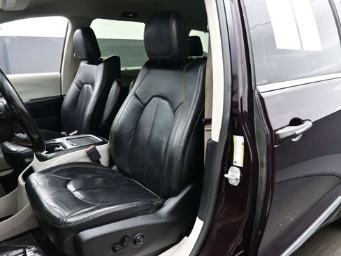 Used 2019 Chrysler Pacifica Touring-L Plus image 12