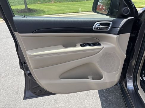 Certified 2021 Jeep Grand Cherokee Laredo AWD/4WD image 13